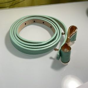 Stylish Bow Belt with slight metal scratches. Size: Small-Petite Medium